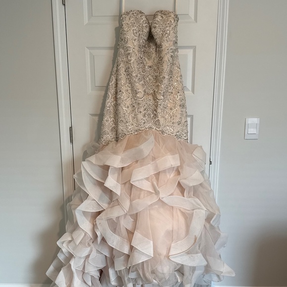 Allure Bridals Dresses & Skirts - ALLURE BRIDALS C389 wedding dress